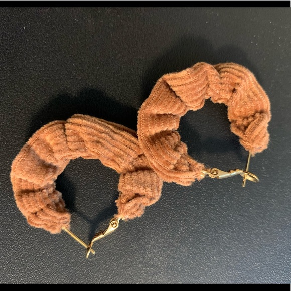 Earrings, tan super cute - Picture 4 of 4